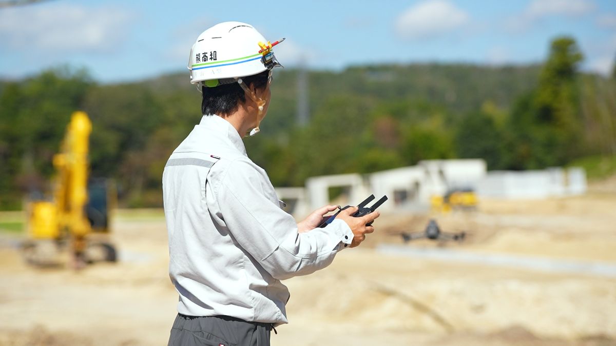 ICT機器で施工を管理する社員